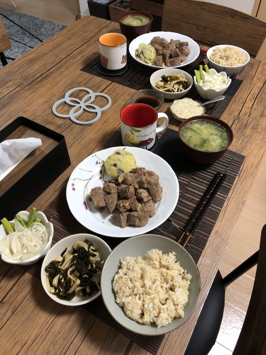RYO17832564's tweet photo. 嫁様がお昼ご飯のそうめんが物足りないと仰ってたのでガッツリお肉の日🤤
相変わらずのフードファイトでお腹いっぱい😋

今日の夕御飯
玄米
豚ロースのサイコロステーキ
玉ねぎとアスパラのシーザーサラダ
大根とワカメのサラダ
玉ねぎとピーマンのガラスープ
#おうちごはん #料理好きな人と繋がりたい https://t.co/pd8Le1qarw