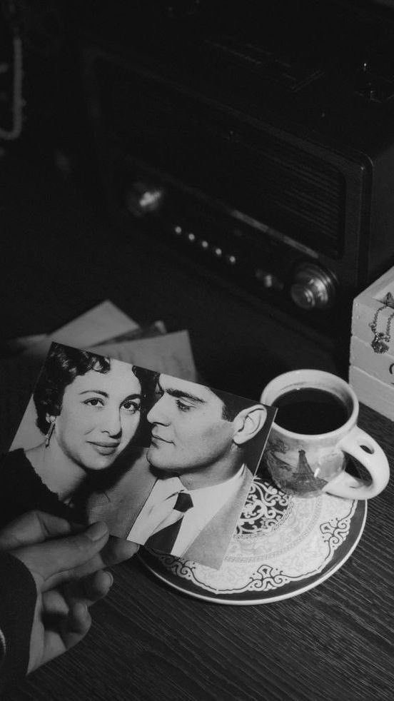 وشلون بنساه وانسى صادق شعوره 
وانسى الغلا والوفا لو . . الغياب اثر 
'
وانا معي له كلامٍ واجد . . وصوره 
لها حوالي ثمان سنين . . ولا اكثر !