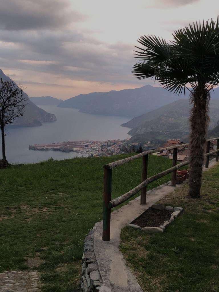 CheiDeBerghem's tweet photo. Lovere visto da Flaccanico nella foto di Sabrina Pasinelli... #bergamo #berghem #cheideberghem https://t.co/LJ4HWeGqw3