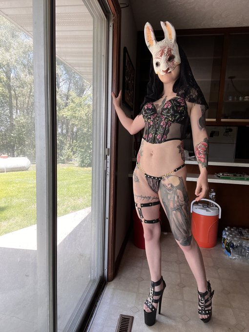 2 pic. Sexy huntress ?? Retweet and like, if you are a DBD fan #dbdhuntress 
#dbd #onlyfans https://t