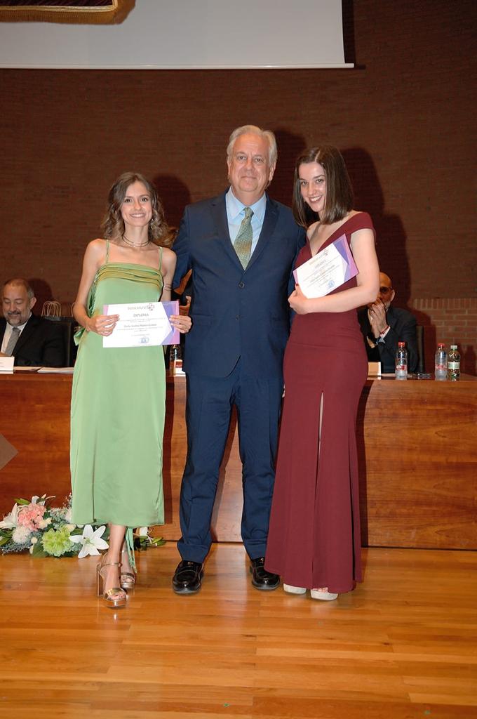 El vicesecretario de Bidafarma, Luis Menchén, ha entregado los diplomas del programa 'Botica Rural' de <a href="/FarmaciaAB_UCLM/">Farmacia-ALB-UCLM.bsky.social</a> a las alumnas 𝐍𝐨𝐞𝐥𝐢𝐚 𝐂𝐥𝐞𝐦𝐞𝐧𝐭𝐞 𝐏𝐫𝐚𝐝𝐢𝐥𝐥𝐨 y 𝐀𝐧𝐝𝐫𝐞𝐚 𝐌𝐚𝐫𝐭í𝐧 𝐆ó𝐦𝐞𝐳. 
¡Enhorabuena!

#AhoraBidaFarma