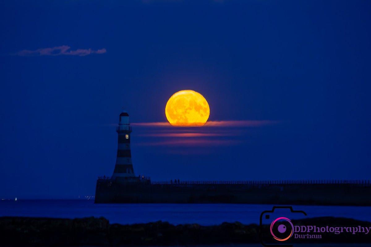 Lastw weeks 'Buck Moon', this is a handheld shot due to my tripod breaking and me rushing to try & get a shot of the supermoon near Roker Lighthouse  #moon #luna #fullmoon #buckmoon #fullbuckmoon #moon_awards #clouds #sky #universetoday #skyatnight #rokerpier #sunderland #north