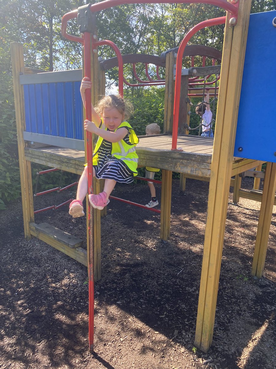 hzschoolnursery's tweet image. Exploring our local community 
#hazleheadpark #bighoptrail #ourlocalarea #outdoorlearning #getoutdoors 🌳🍦☀️🐇 @hazleheadschool