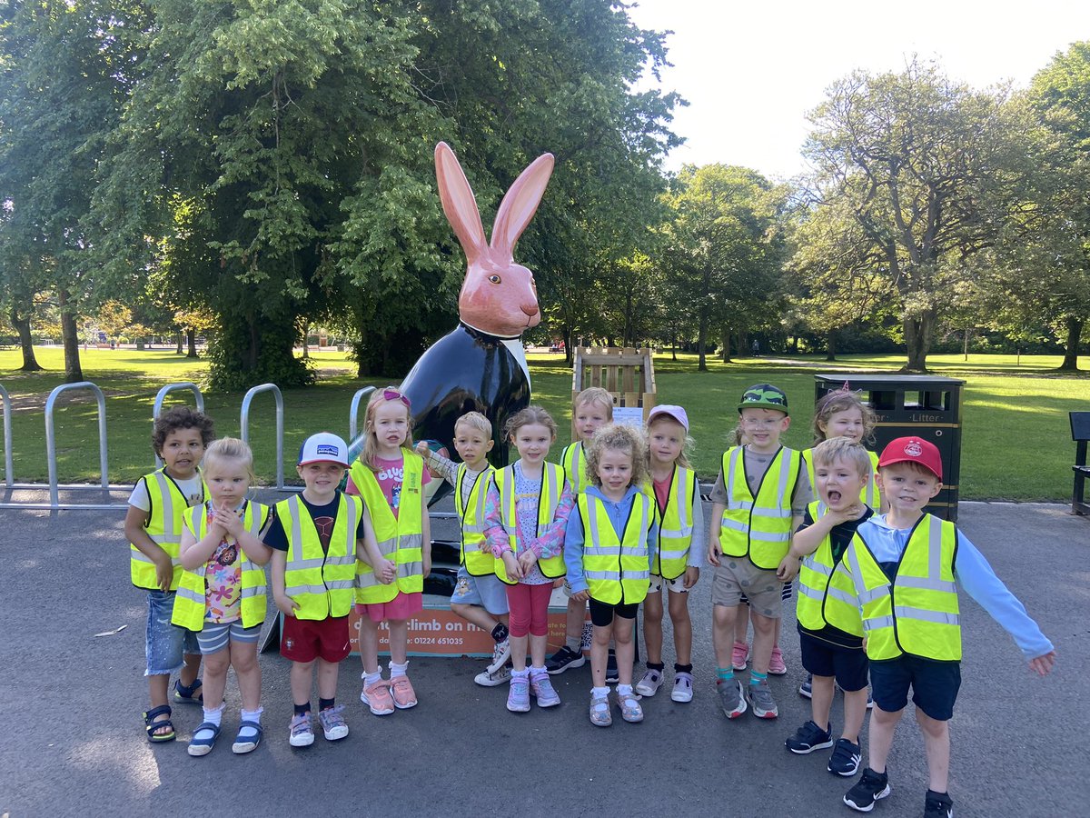 hzschoolnursery's tweet image. Exploring our local community 
#hazleheadpark #bighoptrail #ourlocalarea #outdoorlearning #getoutdoors 🌳🍦☀️🐇 @hazleheadschool