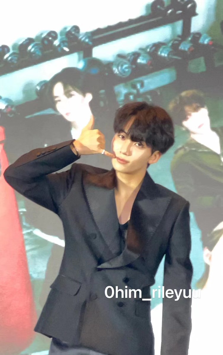 jeonghan doing jun’s psycho pose 🖤