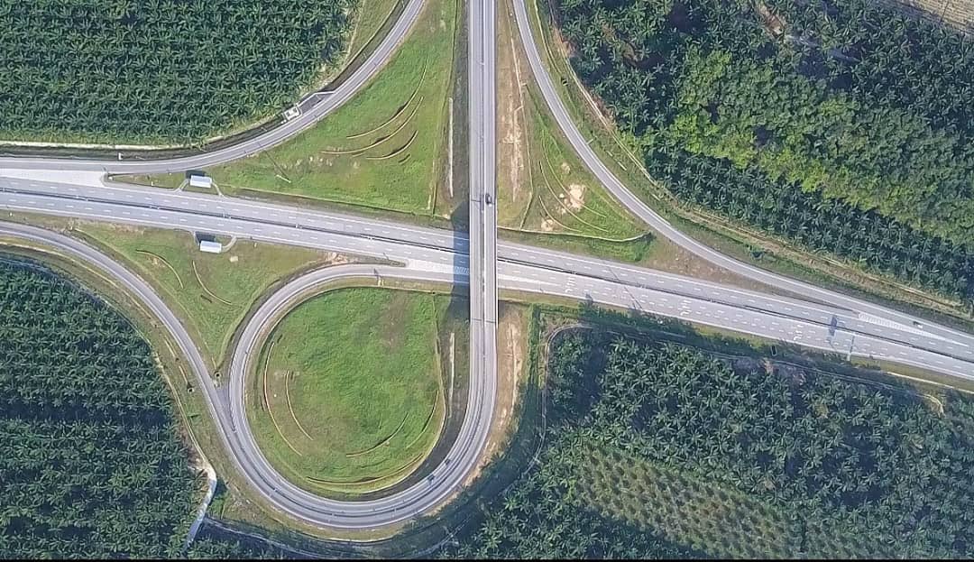HezeriSamsuri's tweet photo. WCE atau Projek Lebuhraya Pesisiran Pantai Barat merangkumi jalanraya sejauh 233km merentasi Selangor dan Perak. 

Apart from RnRs, it will soon have 2 EV charging stations (Lekir and Teluk Intan) and a special underpass for wild animals to pass thru (Hutan Simpan Bubu).

Recently WCE announced that the Beruas-Taiping Selatan route will be open to public by end of this year while the whole completion of the highway is expected to be in 2025.

Korang dah lalu ke sana?