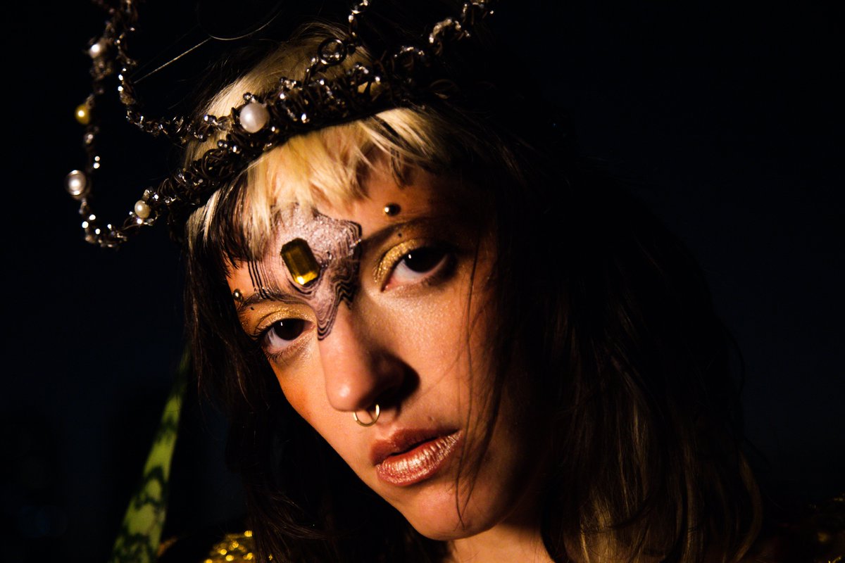 Após as (grati)trevas dos anos pós golpe que culminaram no inelegível, ÀIYÉ retorna solar com “Transes”, um disco de pop genuíno que ela disseca num faixa a faixa especialíssimo para o Scream &amp; Yell verbalizando amor, espiritualidade, futurismo e AXINDIE!

screamyell.com.br/site/2023/07/1…