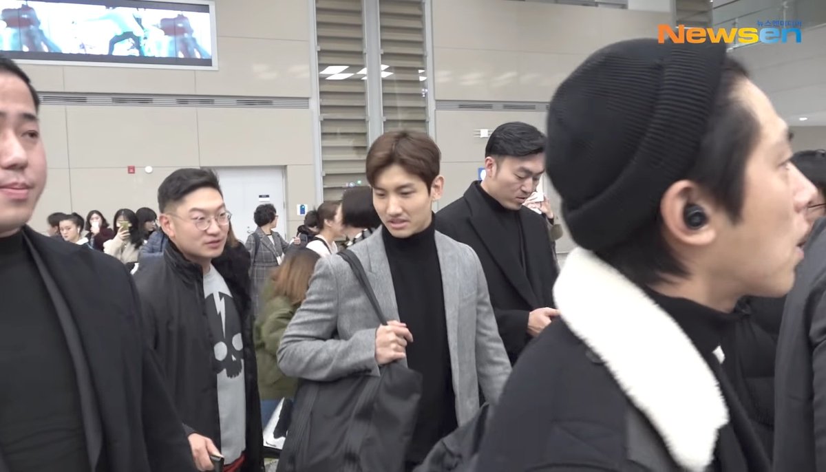ThankUforme's tweet photo. 2019年12 月15日
マネージャーは無く
なぜかタクヨンジュンと帰ってくる東方神起
https://t.co/TijCQ6A3mM

この時にタクヨンジュンはエイベックスと何を話してきたんだろう…
メンバーとタクヨンジュンは親しげで
１人で先を歩くユノ

変な雰囲気だったから覚えている https://t.co/TyCdoTCQC9