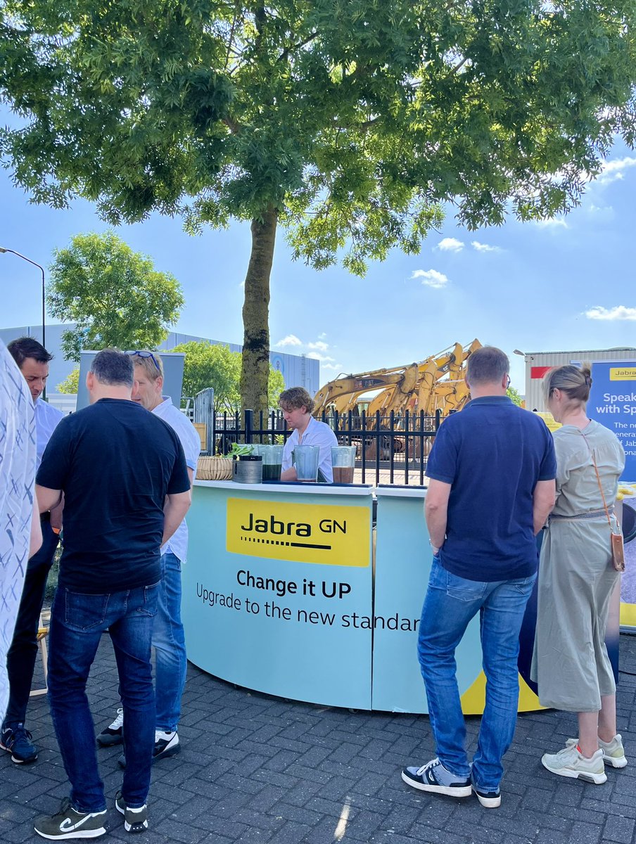 businessComNL's tweet photo. Vandaag kwam Jabra tere ere van hun Change it UP campagne bij ons langs op kantoor met een smoothiebar. We hebben met het hele bedrijf genoten van heerlijke verse smoothies en ontvingen leuke goodies. Bedankt @JabraNederland! 👏🏼☀️

#ChangeItUP #Roadshow https://t.co/pxY4MjzbL4
