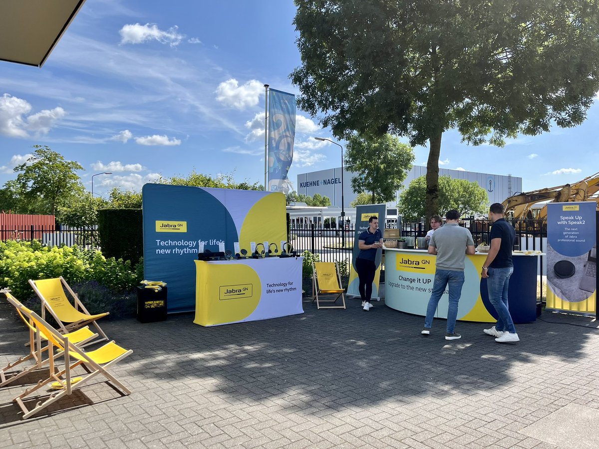 Vandaag kwam Jabra tere ere van hun Change it UP campagne bij ons langs op kantoor met een smoothiebar. We hebben met het hele bedrijf genoten van heerlijke verse smoothies en ontvingen leuke goodies. Bedankt <a href="/JabraNederland/">JabraNederland</a>! 👏🏼☀️

#ChangeItUP #Roadshow