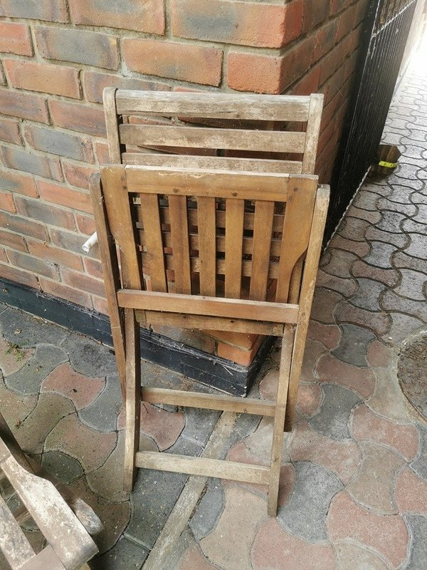 NewForestFreegl's tweet photo. OFFER: Two folding teak chairs (BH23 Stanpit) https://t.co/Ym7V3F3wmd https://t.co/9vie1Z12h8