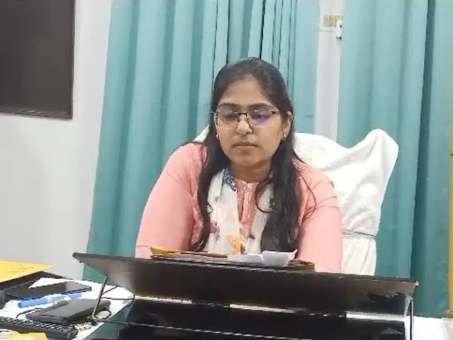 WasiuddinSiddi1's tweet photo. ज्योति मौर्या को इसलिए गाली दी जा रही है क्योंकि उसने अपने पति को छोड़ दिया हैं वहीं दूसरी ओर पाकिस्तान से आई सीमा हैदर के नाम पर मोहब्बत की दुहाई दी जा रही है जबकि सीमा भी अपने पति को छोड़कर आई है !!
ये दोहरा रवैया क्यों ?
सीमा हैदर बगैर पासपोर्ट के हमारें देश में आई है क्या उसके खिलाफ इसलिये कार्यवाही नही हो रही है कि वो जिसके पास आई है वो सचिन है ?
सचिन की जगह सुलेमान होता तो अब तक एनएसए लग गया होता और मीडिया मोहब्बत का गुणगान की जगह आतंकी स्टोरी लिख रही होती यह दोहरापन क्यों है !!