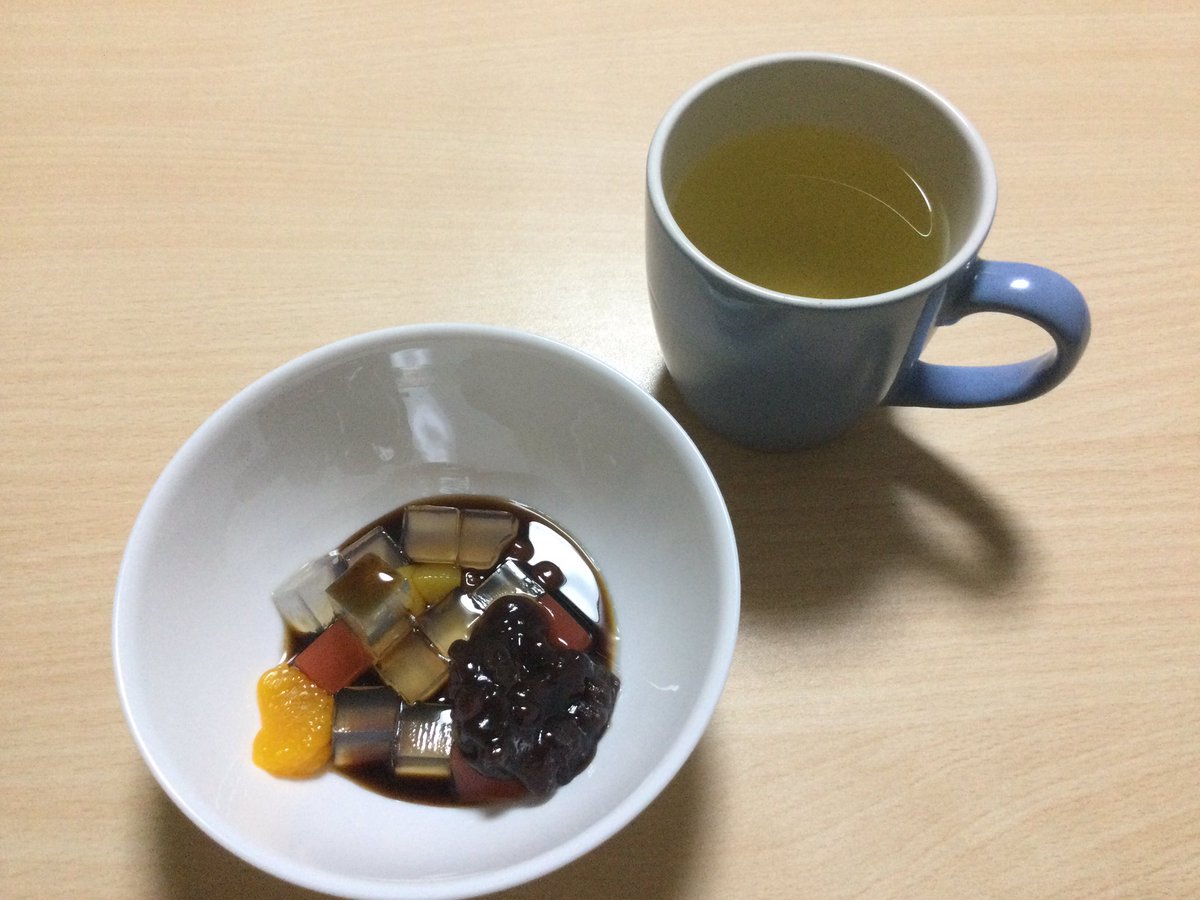 サト店です😃　

今夜のオヤツは…スーパーで買って来た『あんみつ』

器から開けて、家にある皿に入れると…

これっぽっちか〜い😆

まっ、150円もしなかったし…
そもそも、中年オヤジが、こんな時間に甘い物を食べるのは身体にも良くない…でも食べたい😋

この位が、良い加減かも知れませんね☝️😁