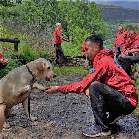 Aberglaslyn Mountain Rescue Team (@aberglaslynmrt) on Twitter photo Galwad. ๐๐๐ฅ๐ฅ๐จ๐ฎ๐ญ.
Llwyddodd un o'r aelodau dywys ci o hen waith copr Sygun, gyda llond llaw o hot dogs !
๐๐ง๐ ๐จ๐ ๐ญ๐ก๐ ๐ฆ๐๐ฆ๐๐๐ซ๐ฌ ๐ฆ๐๐ง๐๐ ๐๐ ๐ญ๐จ ๐ฅ๐๐๐ ๐ ๐๐จ๐ ๐๐ซ๐จ๐ฆ ๐๐ฒ๐ ๐ฎ๐ง ๐๐จ๐ฉ๐ฉ๐๐ซ ๐ฆ๐ข๐ง๐, ๐ฐ๐ข๐ญ๐ก ๐ ๐ก๐๐ง๐๐๐ฎ๐ฅ ๐จ๐ ๐ก๐จ๐ญ ๐๐จ๐ ๐ฌ! Galwad. ๐๐๐ฅ๐ฅ๐จ๐ฎ๐ญ.
Llwyddodd un o'r aelodau dywys ci o hen waith copr Sygun, gyda llond llaw o hot dogs !
๐๐ง๐ ๐จ๐ ๐ญ๐ก๐ ๐ฆ๐๐ฆ๐๐๐ซ๐ฌ ๐ฆ๐๐ง๐๐ ๐๐ ๐ญ๐จ ๐ฅ๐๐๐ ๐ ๐๐จ๐ ๐๐ซ๐จ๐ฆ ๐๐ฒ๐ ๐ฎ๐ง ๐๐จ๐ฉ๐ฉ๐๐ซ ๐ฆ๐ข๐ง๐, ๐ฐ๐ข๐ญ๐ก ๐ ๐ก๐๐ง๐๐๐ฎ๐ฅ ๐จ๐ ๐ก๐จ๐ญ ๐๐จ๐ ๐ฌ!