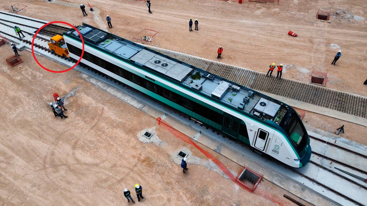 DonVocero's tweet photo. Les voy a contar un secreto:
Ayer el viejito santo de los Xhairos presumió este vídeo donde "llega$ un vagón del tren Maya.
Pues resulta que lo iba empujando un montacargas desde atrás. 🤡 https://t.co/BxZTyWTtaM