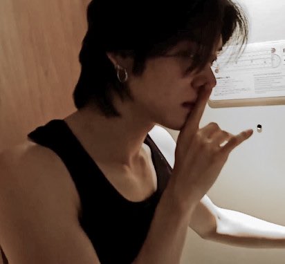 ywnIov's tweet image. damn .