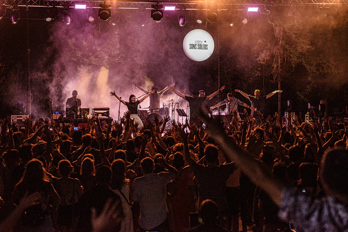 Moltes gràcies a tots i a totes per haver fet possible una nova edició del #SonsSolers. Hem posat tota la nostra il·lusió i esforç per fer-vos viure una nit d'estiu única i màgica. Esperem haver-ho aconseguit i que la recordeu per sempre. 💝

GRÀCIES!💚