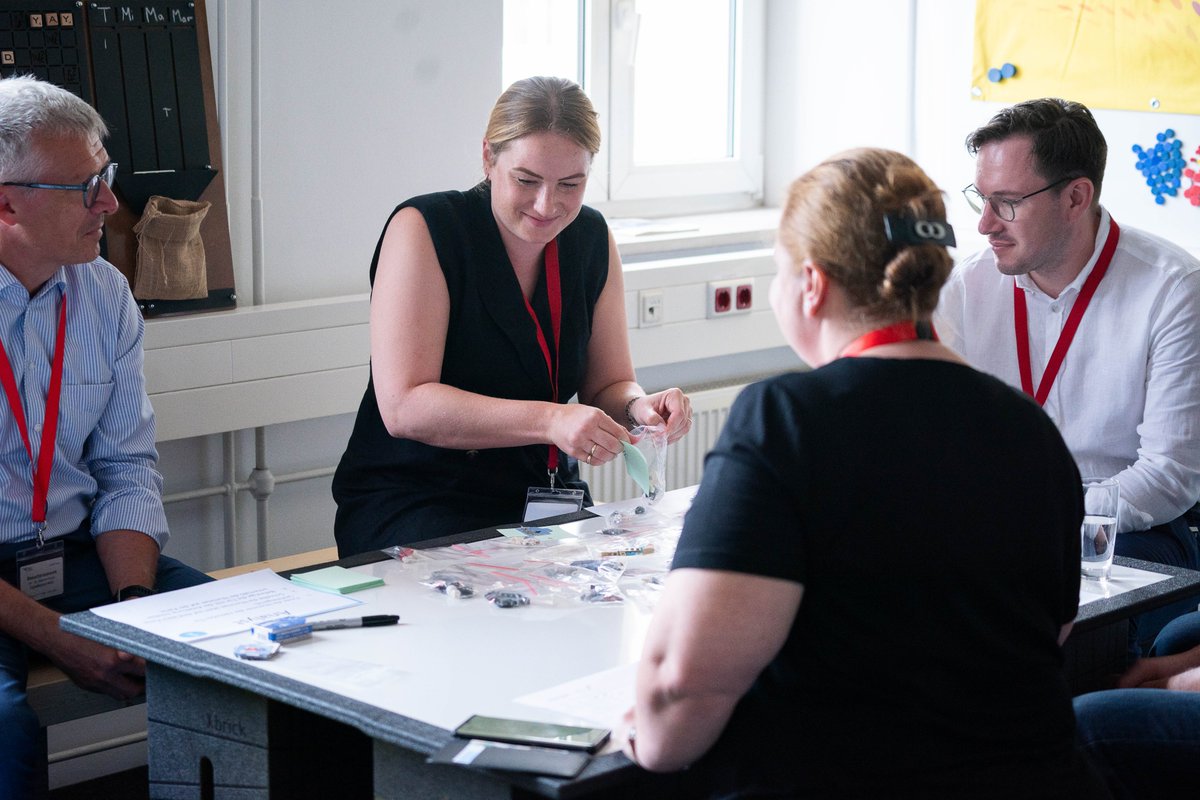 BAMF_Dialog's tweet photo. #nuedigital im BAMF: In einem Vortrag lernen die Teilnehmenden die Grundlagen der Agilität kennen &amp; wenden das erworbene Wissen im interaktiven Workshop direkt an. Weiteres Thema: der Einsatz von Low Code für schnellere Prozesse und die Entwicklung maßgeschneiderter Lösungen. https://t.co/cdG3D1nMGp