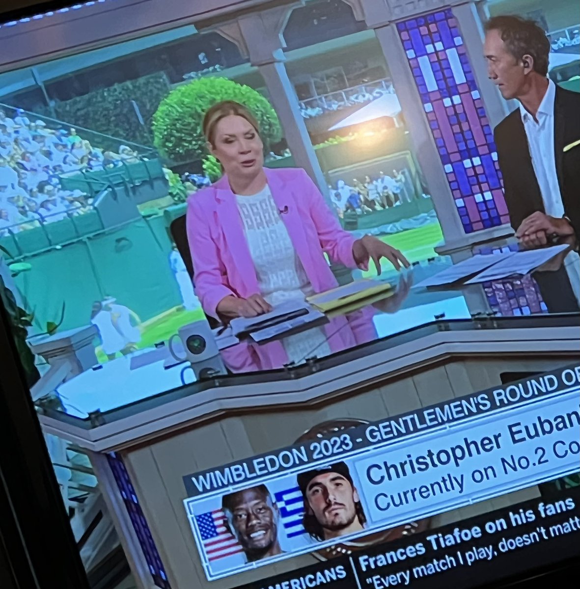 Don’t have my glasses on, definitely thought <a href="/ChrisMcKendry/">Chris McKendry</a> was wearing a green afro wig and I couldn’t figure out why #Wimbeldon