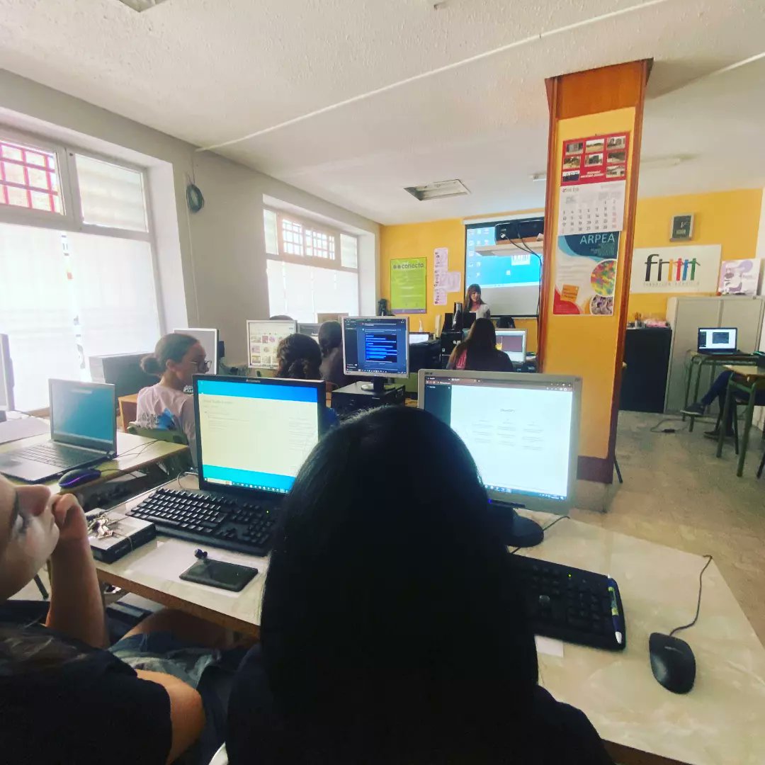 F_Rondilla's tweet photo. Finalización de BITaminadas! donde chicas jóvenes de 12 a 17 años han explorado el fascinante mundo de la creación de videojuegos juntas. 💡💻 Increíble ver cómo cada una han desarrollado su creatividad y habilidades. @avrondilla @fundacionesplai
#bitaminadas #Videojuegos #Steam https://t.co/ifmKSxyzOl