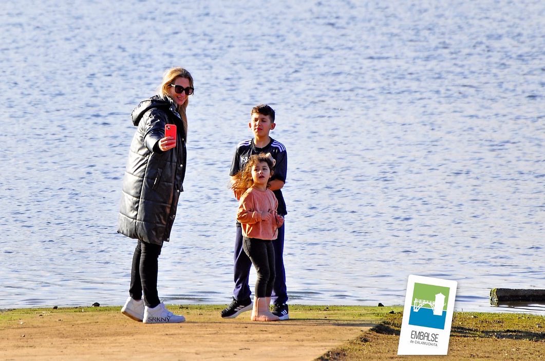 MuniEmbalse's tweet photo. 🍁🌳 @EmbalseC es #TuDestinoTodoElAño 🌲☀️

📸📸 Postales de un fin de semana con turistas que eligieron nuestro destino🌄 para descansar en un #EntornoNaturalúnico 🫶🏻.

🤝 Gracias por compartir #MomentosInolvidables 👨👩👧👦👩❤️👨en nuestra ciudad.

#EmbalseTeCuida https://t.co/yf9NMoZDyC
