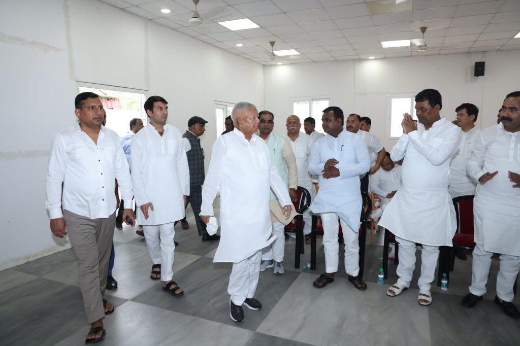 TejYadav14's tweet photo. राष्ट्रीय जनता दल विधायक दल की बैठक में आज सम्मलित हुआ,बैठक की अद्यक्षता पार्टी के राष्ट्रीय अध्य्क्ष श्री @laluprasadrjd जी ने किया। https://t.co/SdG1mG7IJ8