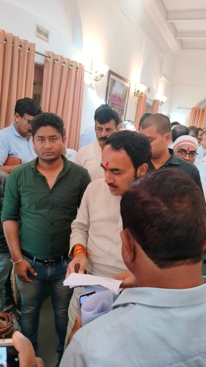 Manish_SGR1's tweet photo. 👉प्रभारी मंत्री नर्मदापुरम बृजेंद्र प्रताप सिंह जी को 70 से 100% सेलरी की मुख्यमंत्री की घोषणा होने के उपरांत भी संबंधित वेतन वृद्धि का आदेश पारित नहीं किया गया है के संबंध में ज्ञापन दिया गया है !
👉जल्द आदेश निकलेगा ऐसा आश्वासन मंत्री जी द्वारा दिया गया है
@JansamparkMP https://t.co/5B5wA3lA5V