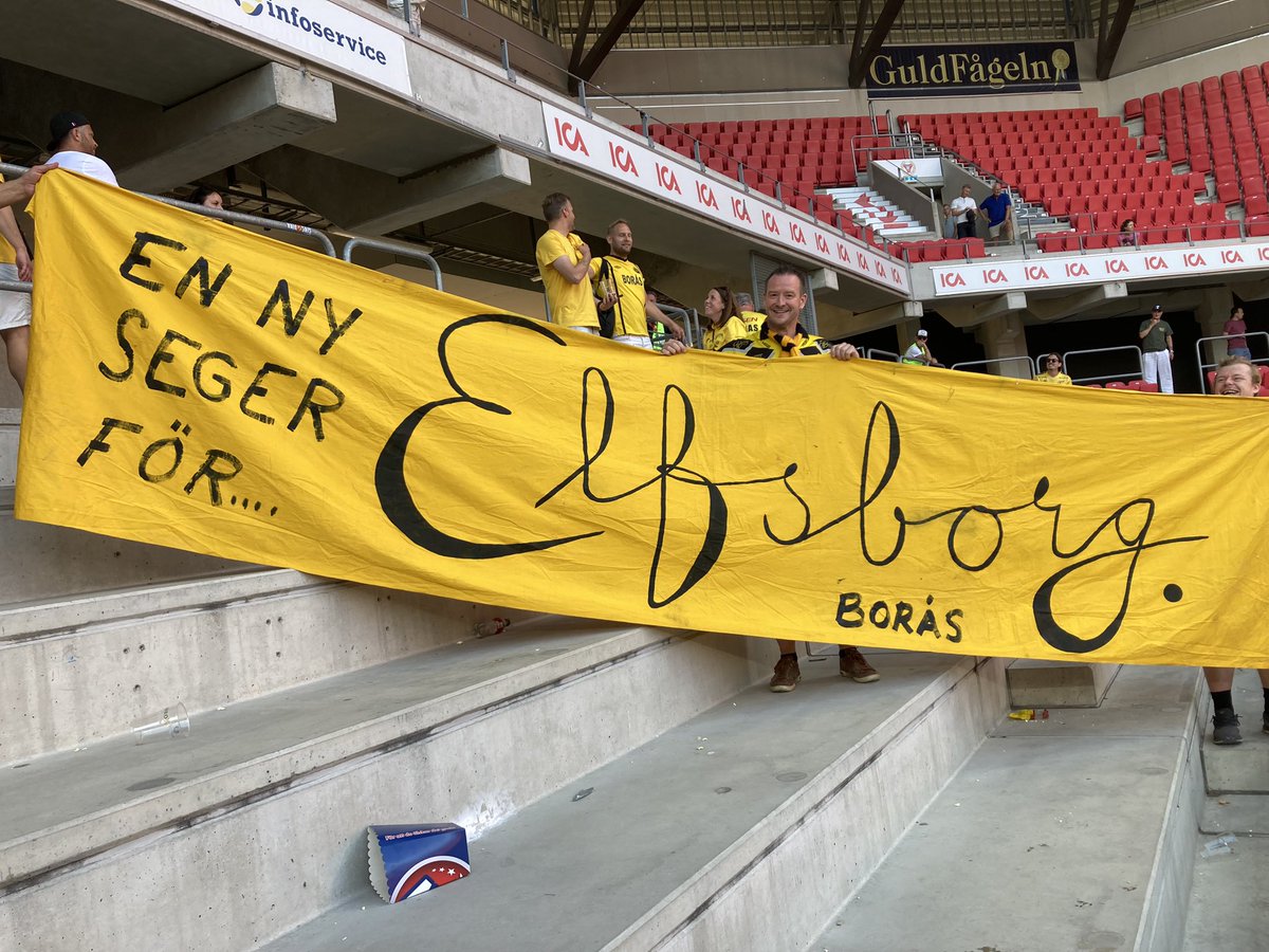 För er andra som gillar att nörda ned er i läktarkultur. Igår hade supporterprofilen Tåbben med en Elfsborgsbanderoll målad 1961. 
Ett klassiskt årtal. 

Och vi är på väg mot ett jäkla fint år nu med!