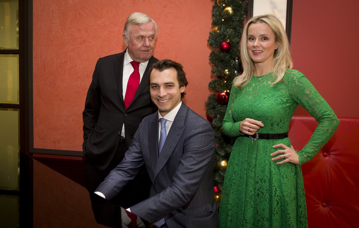 larissa_rogers1's tweet photo. Iedereen is ooit bij Ome Harry begonnen. Zelfs als pianist. Business Class is een springplank naar de politiek. Nu mag de oude meester zichzelf bewijzen in #Mens1 #Harryforpresident https://t.co/t0JBdvhHaH