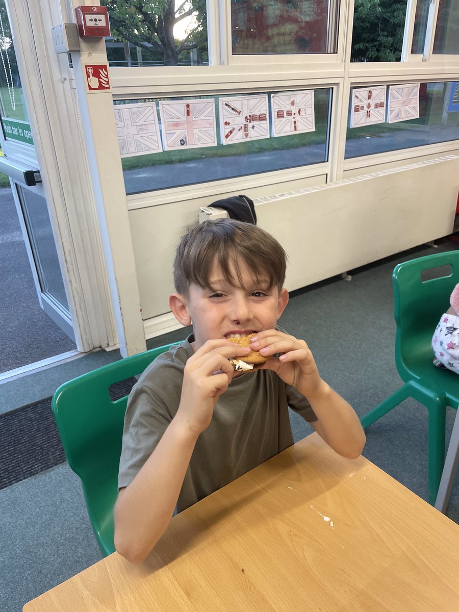 HighwoodPrim4P's tweet photo. Year 4 camp: s’more making (part 2) https://t.co/bDPuJfIm5h