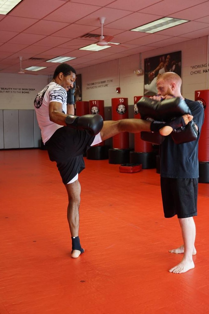 BCuttinoTSMA's tweet photo. Respect your grind. Respect yourself. #MondayMotivation #MondayThoughts #MondayVibes #MondayMood #Mood #Motivation #Inspiration #Kickboxing #Training #TrainingMotivation #OGSundayTrainingCrew #Respect #PadTraining #MartialArts #MartialArtist #Professional
📸: @KarissasKapture https://t.co/YYO2zHxu14