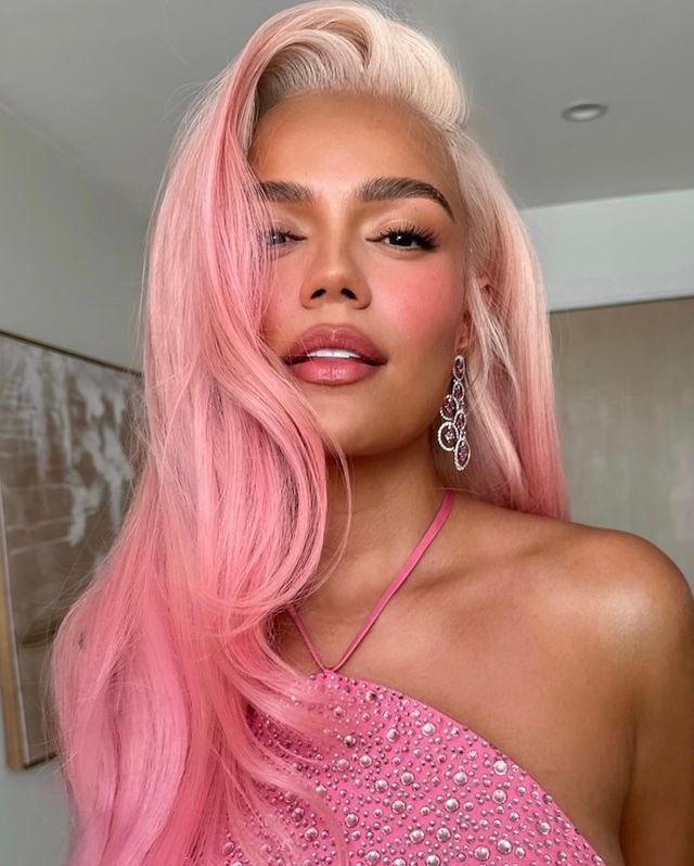 KarolGSite's tweet photo. Karol G para la premier de la película de “Barbie” en California. https://t.co/prYweUpSTN