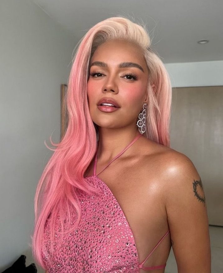 KarolGSite's tweet photo. Karol G para la premier de la película de “Barbie” en California. https://t.co/prYweUpSTN