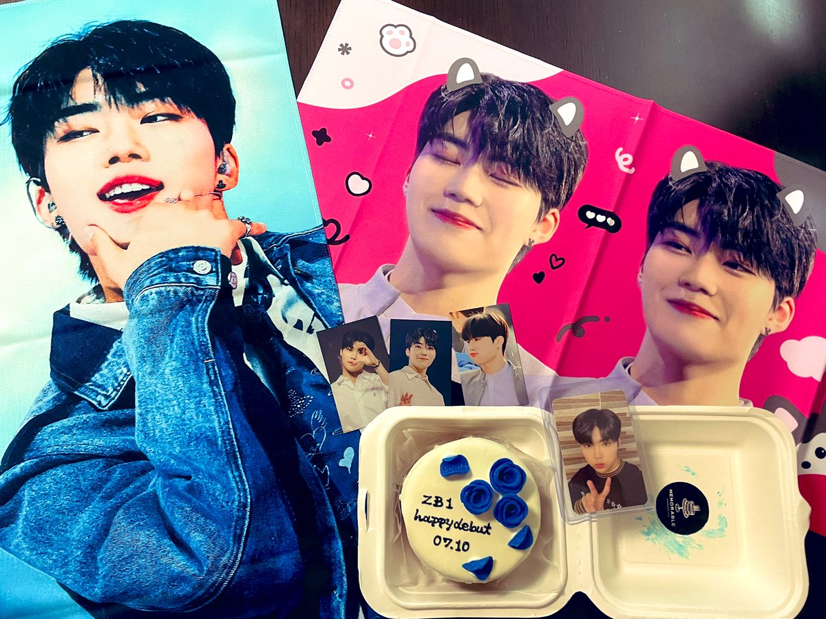E1Jo5m's tweet photo. デビューショー最高だった😭💙
何か泣けてきたんだけど、ちょいちょい挟んでくるお笑い要素がなお良かった😂w

ゼベワン、ゼロズ、デビューおめでとう🥰🌹私たちも頑張ろうね♡

頼んでたお祝いのチョコケーキ🧁💙

#GunwookInBloom
#PARKGUNWOOK
#박건욱
#DayOneWithZB1
#ZB1デビューおめでとう https://t.co/UwifNhbIcc