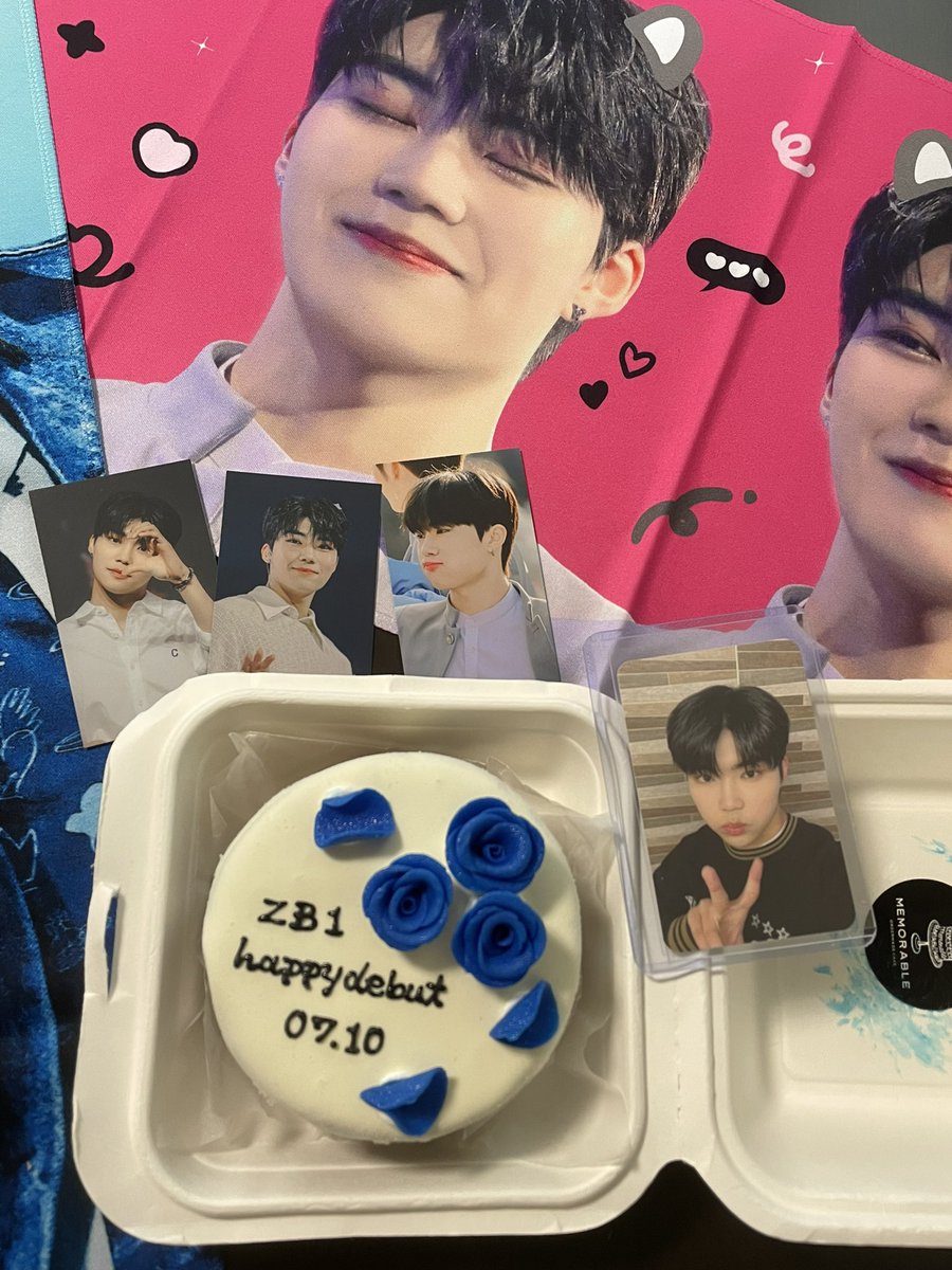 E1Jo5m's tweet photo. デビューショー最高だった😭💙
何か泣けてきたんだけど、ちょいちょい挟んでくるお笑い要素がなお良かった😂w

ゼベワン、ゼロズ、デビューおめでとう🥰🌹私たちも頑張ろうね♡

頼んでたお祝いのチョコケーキ🧁💙

#GunwookInBloom
#PARKGUNWOOK
#박건욱
#DayOneWithZB1
#ZB1デビューおめでとう https://t.co/UwifNhbIcc