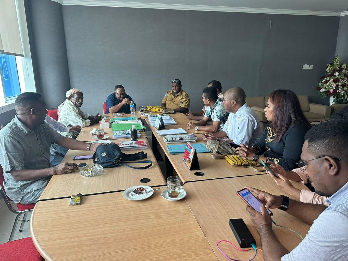 News_jubi's tweet photo. Berita Papua // Pokja Otsus DPR Papua fasilitasi pertemuan pimpinan adat dan panitia “Papua Street Carnival” https://t.co/Llv6OyWJkI https://t.co/PNQrp2HHMG