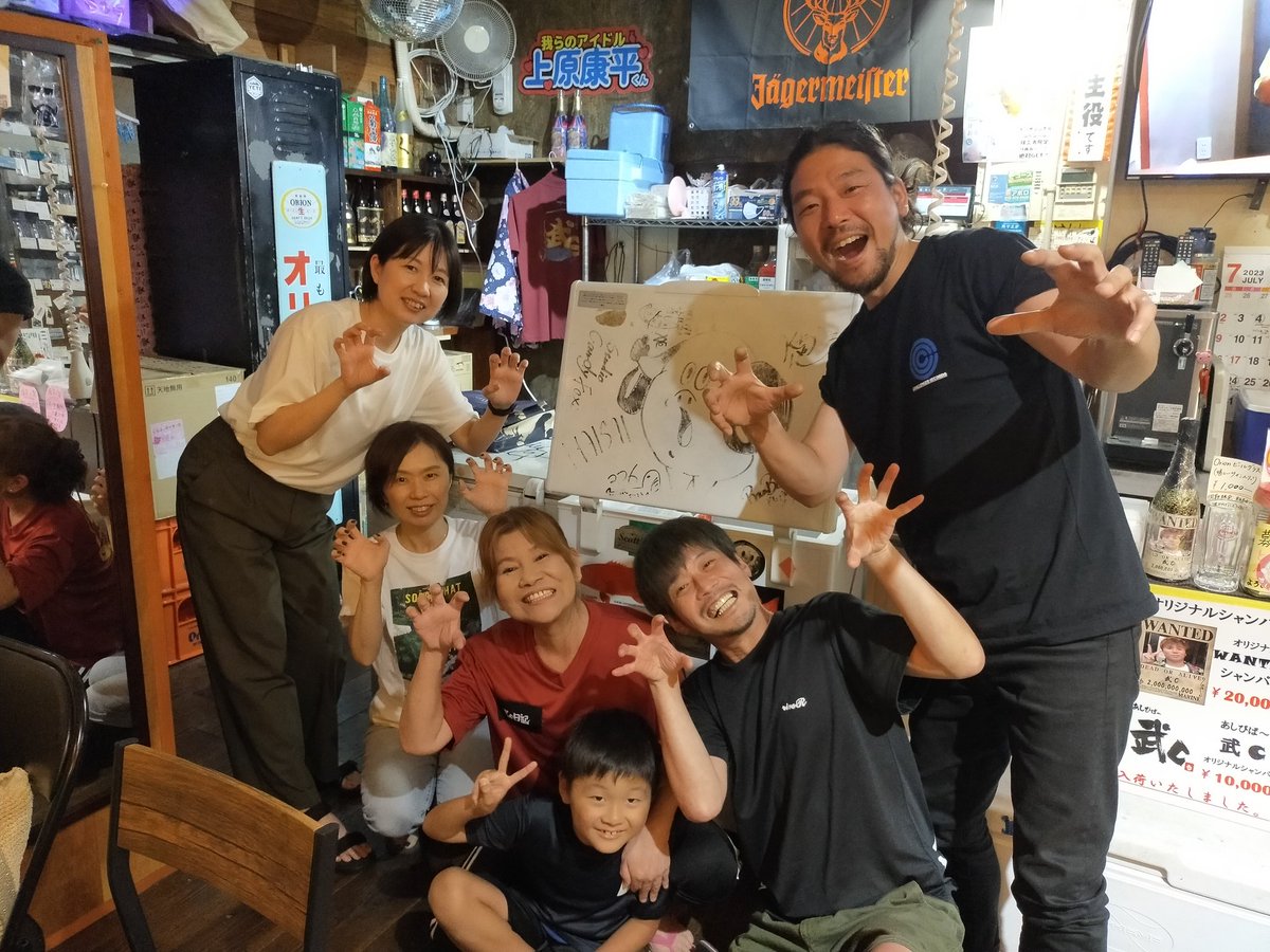 mamac810's tweet photo. 今日もあしびばー武Cは盛り上がっていますよ〜♥ハイサーイ🎉
＃沖縄 ＃沖縄市 ＃あしびばー武C ＃武C ＃ママＣ #ハイサイ探偵団 ＃居酒屋 ＃BAR ＃銀天街 ＃YouTuber ＃沖縄グルメ ＃観光客 ＃ハイサイ丸 https://t.co/Shy0zLtffX