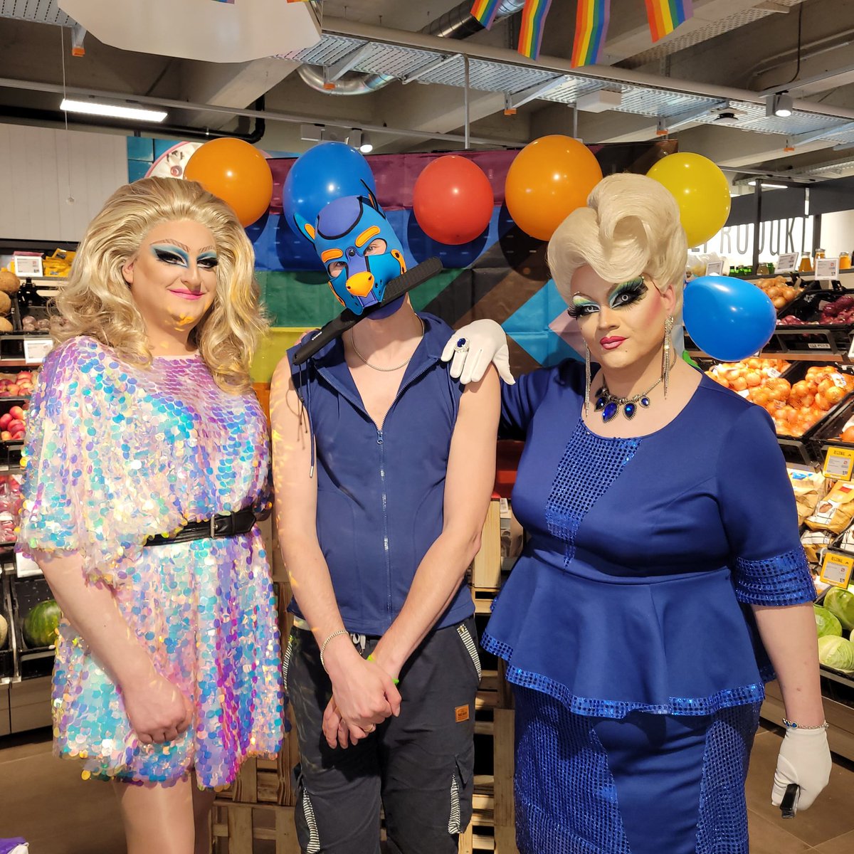 Pup_Giltur's tweet photo. Giltur war beim Kölner CSD mal im REWE einkaufen https://t.co/k3ZG9e6zVc