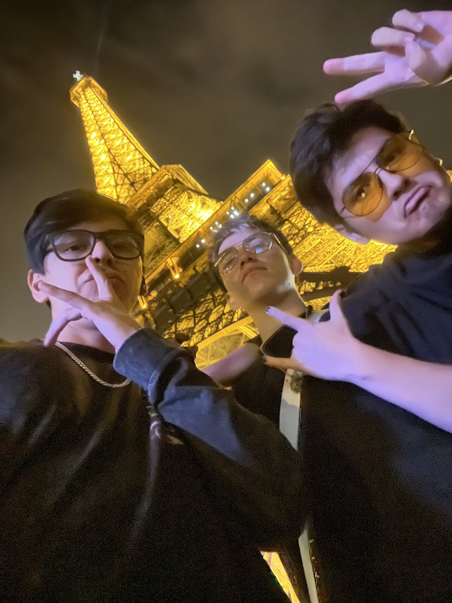 TheDaarick28's tweet photo. ⚠️SE BUSCAN⚠️
Ayer estuve en la Torre Eiffel y estos 3 tipos me quitaron la billetera en un descuido que tuve al bajar del ascensor, tenia mi pasaporte ahí, así que pediría ayuda para encontrarlos ya que mi vuelo sale mañana, AYUDA! https://t.co/f6GDB6jn3R