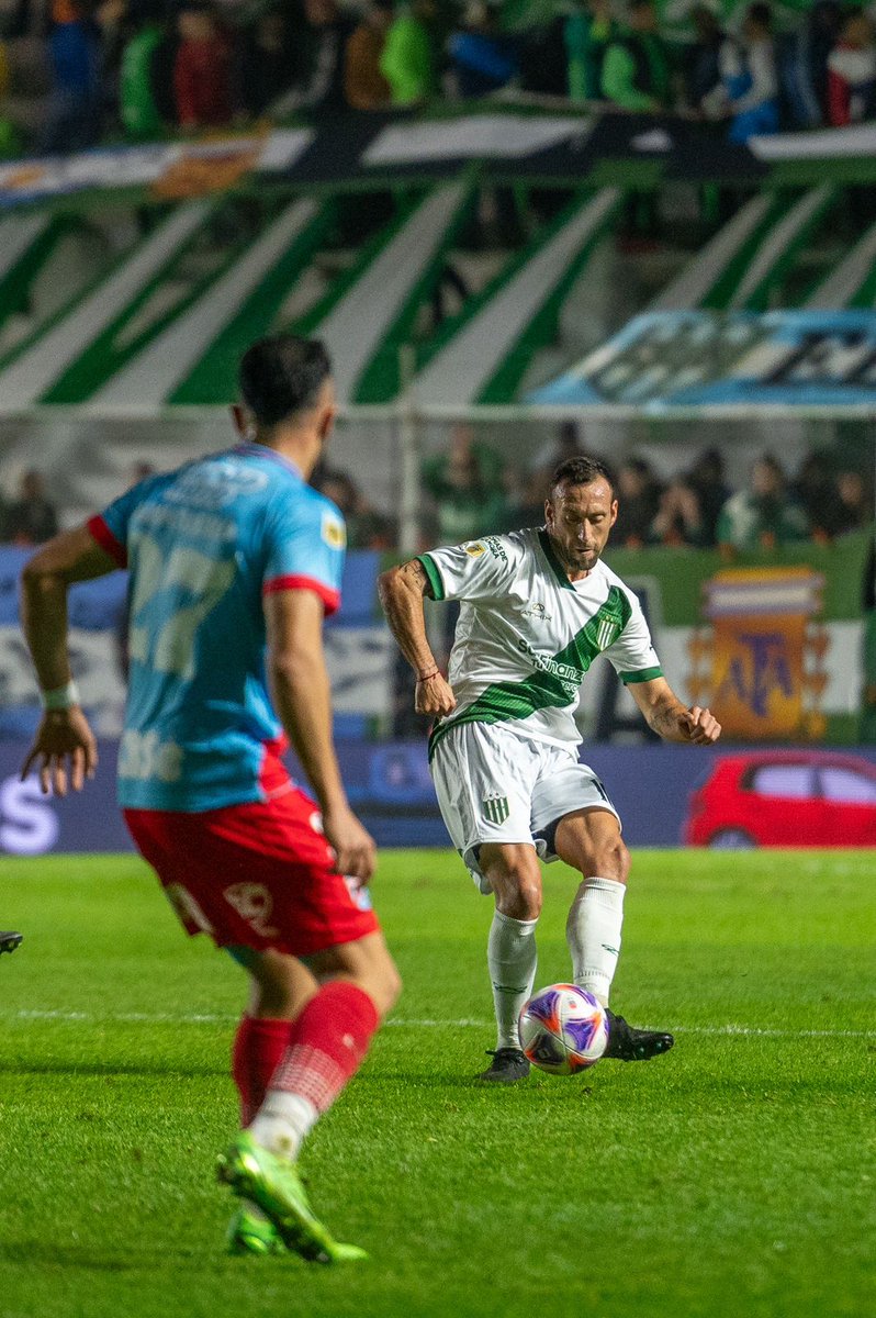CodigoBanfield's tweet image. ¿#Banfield sumó un punto o perdió dos?
Si hablamos con el diario del lunes, haber sumado 7 de 9 puntos jugados es una buena performance. Pero ayer, ante #Asenal, volvió a quedar plasmada una imagen que deja gusto a poco ante un rival casi descendido. Nunca se le pudo encontrar la