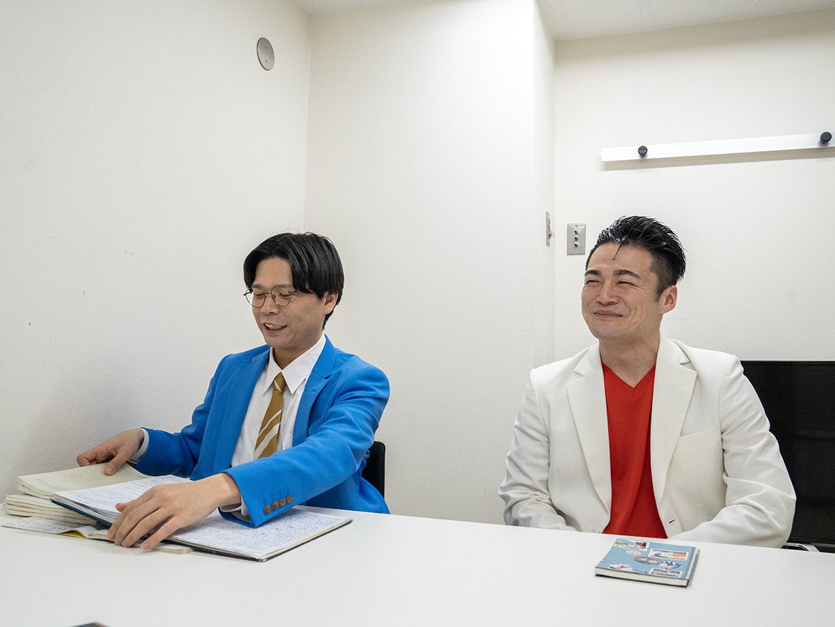 「インタビュー受けてるときの山口コンボイ、実家のおじいちゃん……? 」|仁木恭平(ケビンス)のイラスト