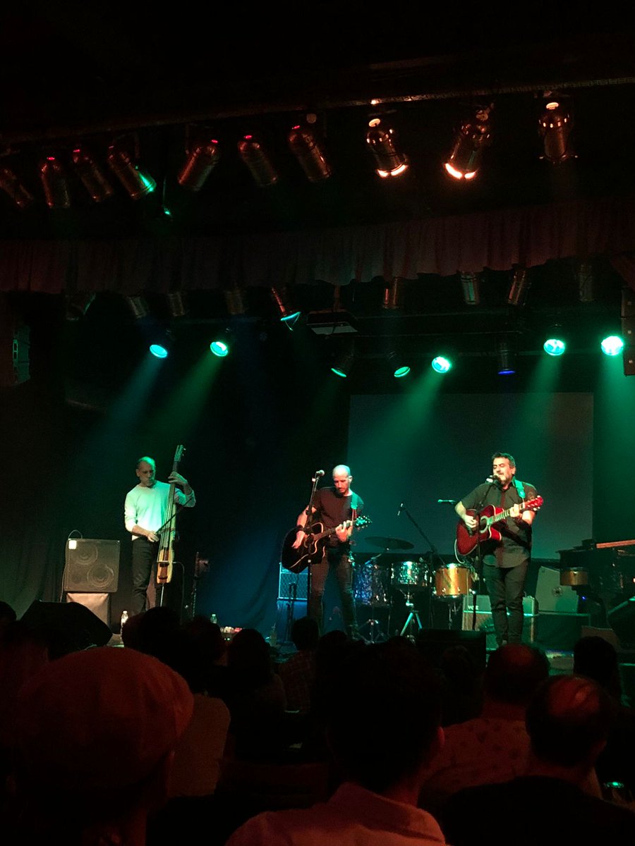 Ayer a la noche le robe al domingo su impronta nostálgica, ese aura de desesperación que antecede al lunes.
Gracias <a href="/PotemkinOficial/">Acorazado Potemkin</a> por hacerlo posible. Gracias por la música. Hermosa versión acústica.