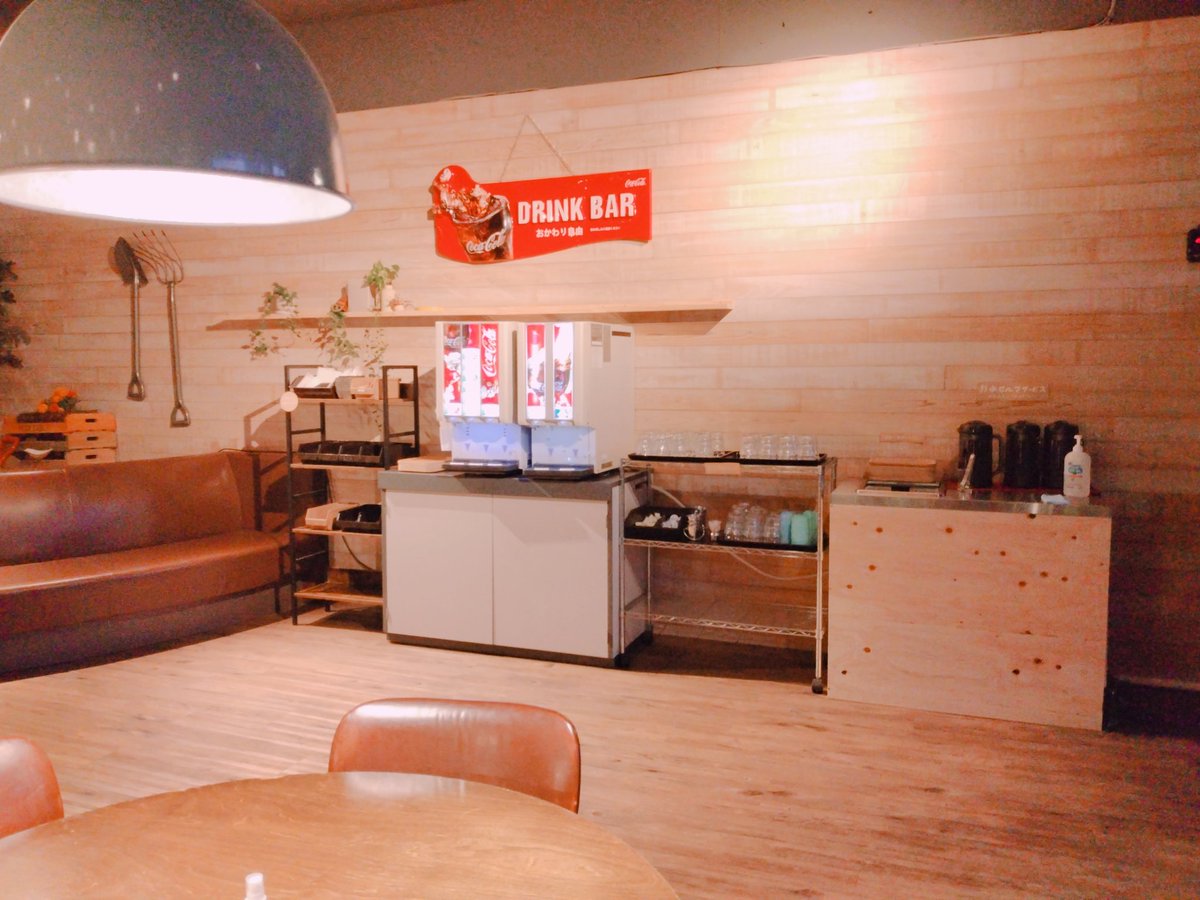 tamasukeee1's tweet photo. レストランの雰囲気も、bivouacからの象徴だった大テントを外して、開放感溢れるボタニカル空間に✨ドリンクバーも出来たよ🌟

コワーキングエリアは1階へ、元コワーキングエリアはファミリーでもご飯も食べれるフリースペースになってます🤗✨
大きな柱を取り除いてこれまた開放感◎
#ハレニワ食堂 https://t.co/FhgAzNWhmF