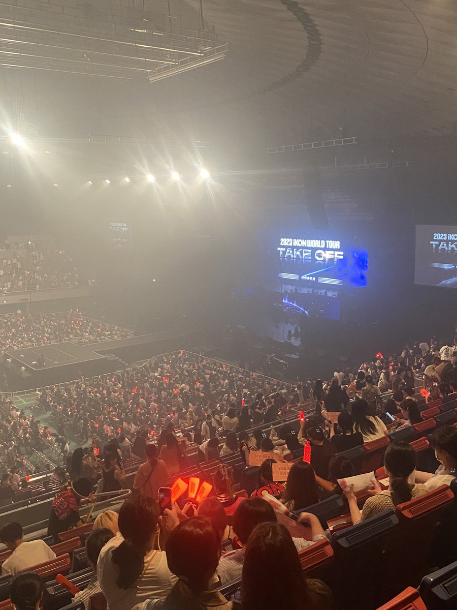 sa28va's tweet photo. 良席と天井席‼️差凄まじくて最初切なかったけど、席悪いの忘れちゃうくらい全然全力で楽しめた悔しい(?) さすがiKONでした‼️ https://t.co/z0j9MDK0h5