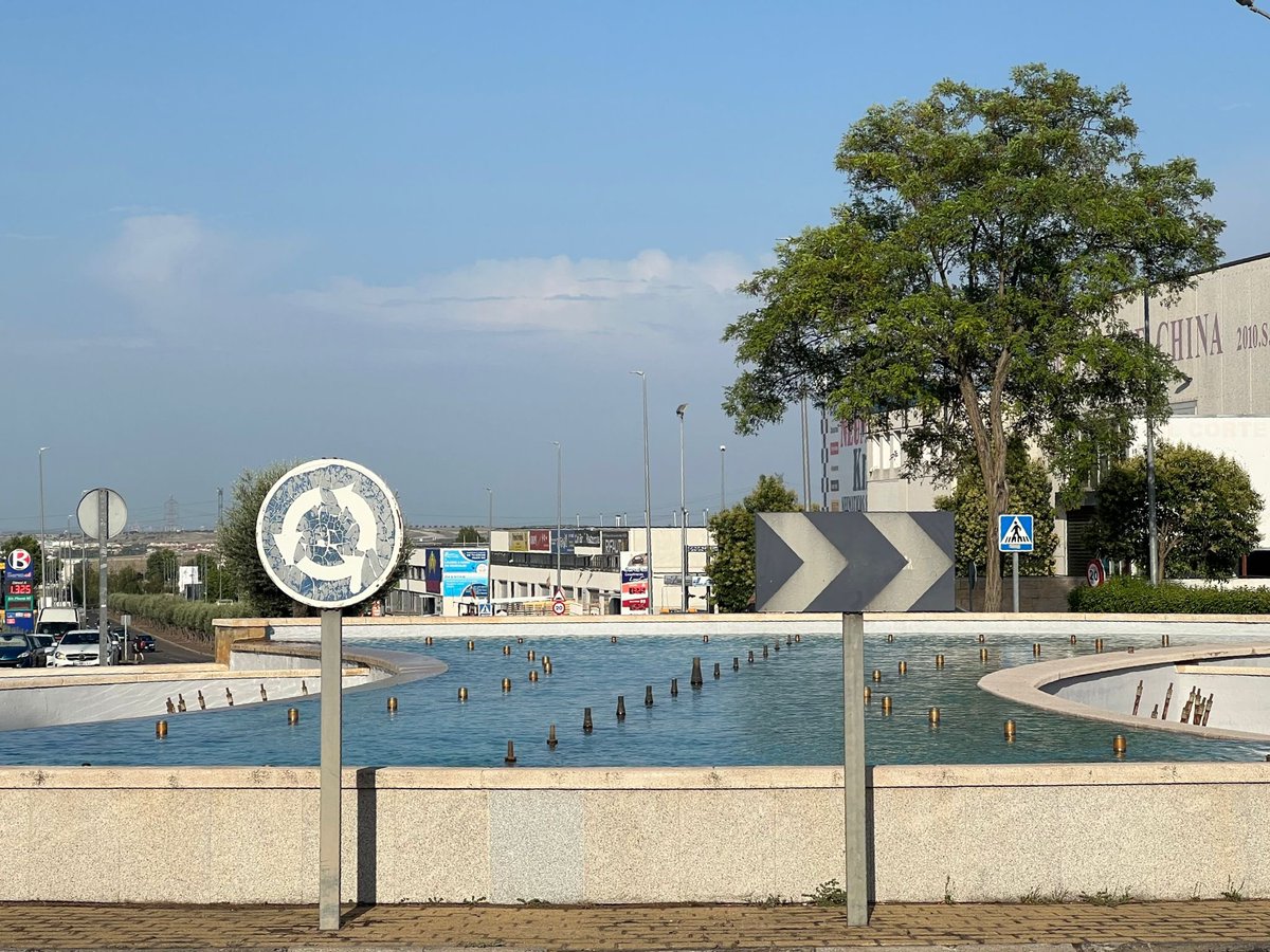PSOEdeParla's tweet photo. En #Parla no podemos decir que sólo se trabaja en periodo electoral…
😌⛲️Ponemos las fuentes bonitas y dotamos de infraestructuras deportivas la ciudad.

#Adelante #DefiendeParla🌹 https://t.co/BUe7ap1eDT