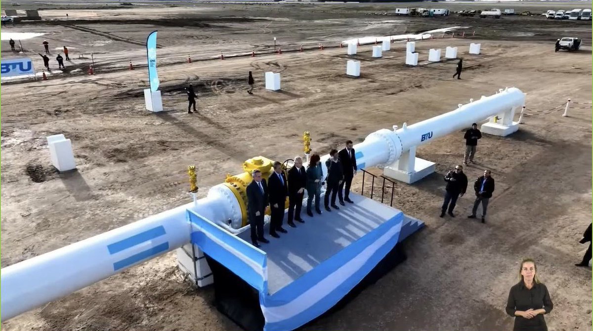 atlanticsurff's tweet photo. Ustedes entienden que el kirchnerismo “inauguró” el gasoducto con el nombre del corruptísimo Néstor Kirchner abriendo una llave pero sin cañería terminada? No lo digo yo, vean la foto. Ahora sigan comprando garrafas mientras gritan viva Perón, genios del voto. 👇👊✌🏿😂😉 https://t.co/NqGxe5BdKL