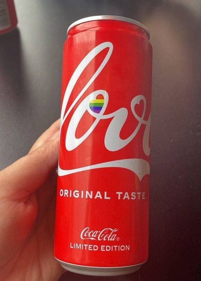 Coca Cola, Avrupa’da LGBT temalı yeni ambalajıyla satışlara başlamış. Kola içmemek için bir sebebimiz daha oldu.