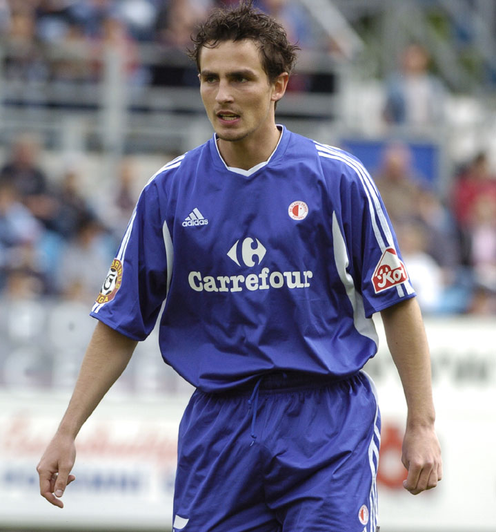 nfslavie's tweet photo. @slaviaofficial David Kalivoda je dalším fotbalistou v týmu legend. Co kdyby jste o něm napsali něco vy, fanoušci?

My Vám poradíme, že za Slavii hrál v letech 2000 - 2008 a odehrál 175 zápasů v lize z toho 75 utkání v sešívaném. Nastoupil i do utkání v rámci Evropy celkem k 15.

#tymlegend 

👇 https://t.co/zfmMNIR0ws
