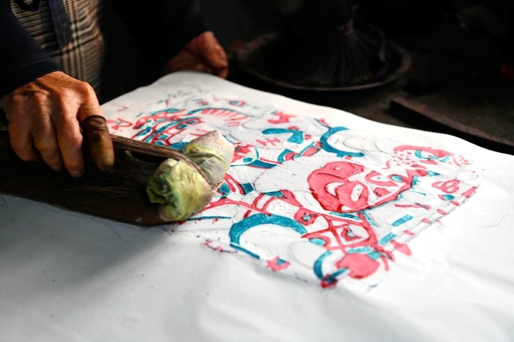 New Year woodblock prints are a popular traditional art form in China, and are a widely circulated folk custom seen during the Chinese Lunar New Year festival to bestow blessings of prosperity and good fortune. https://t.co/6uQT0NywU5