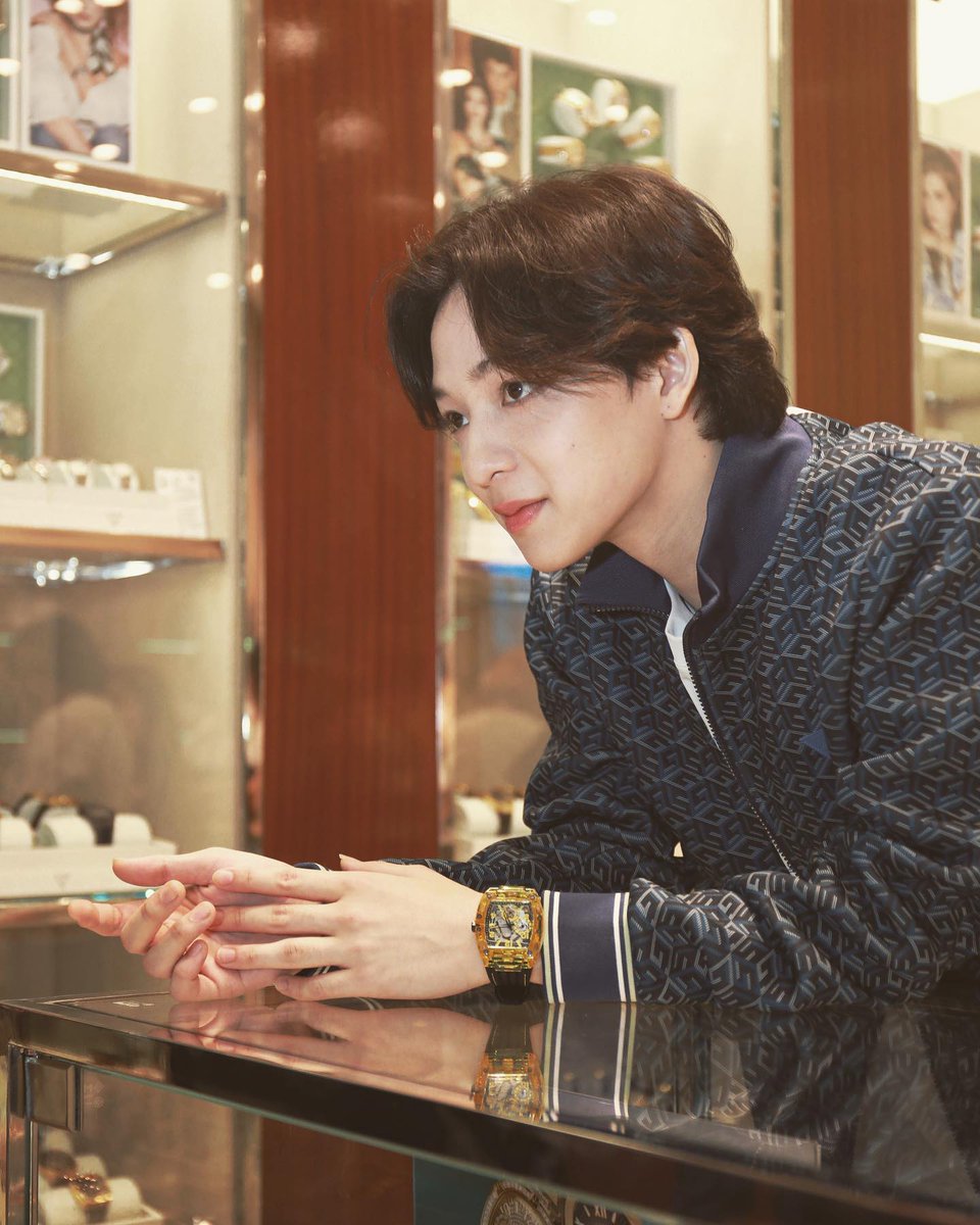 bbasjtr_family's tweet image. [IG​ bbasjtr]​
พบกับ GUESS Accessories สาขาใหม่ พร้อมจัดเต็มกับ New Collection กระเป๋า นาฬิกา และเครื่องประดับ ดีไซน์สุดเฉี่ยวถูกใจสายแฟตัวท็อปแน่นอน! 

ชั้น 1 Central Westgate 

#guessthailand #loveguessthailand
Bas​ Suradet
@basjtr
#บาสเด็กอ้วนที่แท้จริง
#bbasjtr